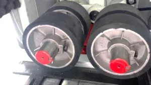 SISTEMA DE ALIMENTACIÓN DE PIEZAS DELICADO Y FIABLE A LA SALIDA DE LA MÁQUINA