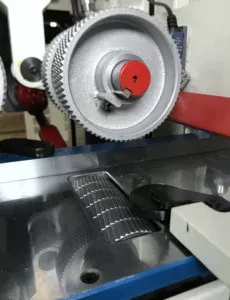 RODILLO IMPULSOR EN LA MESA
